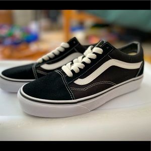 Brand new- never worn Old Skool Vans size M 5/ W 6.5